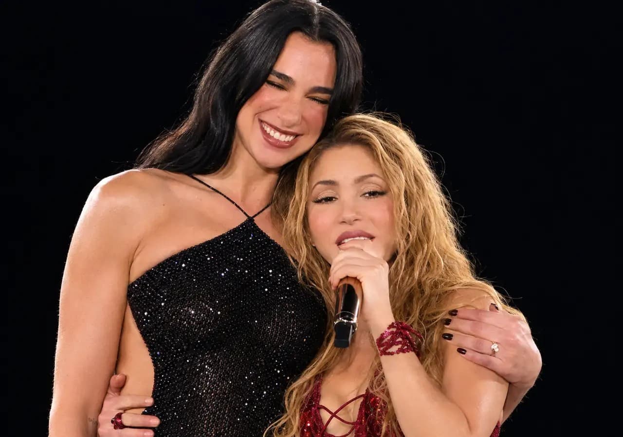 Dua Lipa y Shakira abrazadas sobre el escenario en Madrid